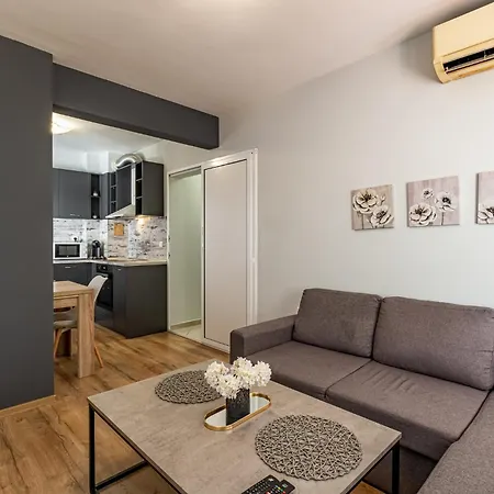 Karavelov Center * فارنا