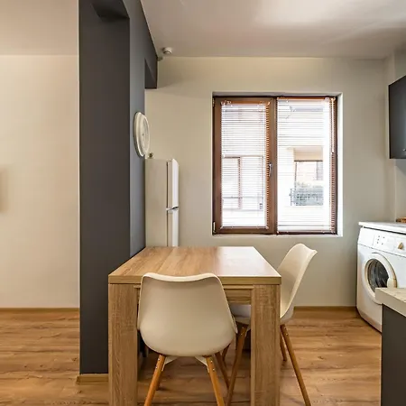 Karavelov Center * וארנה