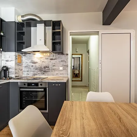 Karavelov Center * וארנה